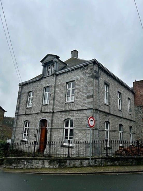 Presbytère à Yves-Gomezée